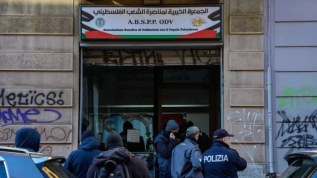 Agentes de policía inspeccionan una asociación benéfica que apoya a civiles palestinos en Milán, Italia, el 27 de diciembre de 2025, después de que investigadores italianos arrestaran a nueve personas sospechosas de recaudar millones de euros para Hamás. (Claudio Furlan/LaPresse vía AP)