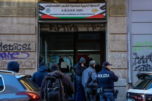 Agentes de policía inspeccionan una asociación benéfica que apoya a civiles palestinos en Milán, Italia, el 27 de diciembre de 2025, después de que investigadores italianos arrestaran a nueve personas sospechosas de recaudar millones de euros para Hamás. (Claudio Furlan/LaPresse vía AP)