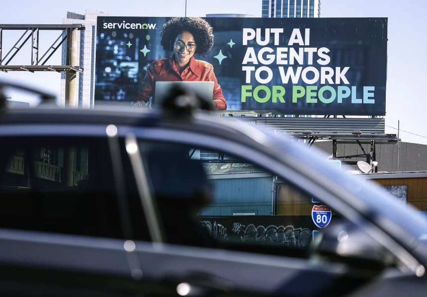 Una valla publicitaria anuncia una empresa de inteligencia artificial en San Francisco, el 16 de septiembre de 2025. Las vallas publicitarias que anuncian empresas de IA están apareciendo por toda la ciudad y a lo largo de la Interestatal 80. (Justin Sullivan/Getty Images)