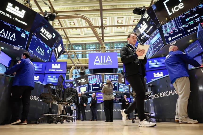 Operadores trabajando en la sala de la Bolsa de Nueva York, en la ciudad de Nueva York, el 19 de noviembre de 2025. (Michael M. Santiago/Getty Images)