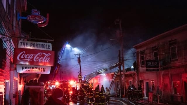 Incendio en puerto de Portland, EE. UU., daña su histórico paseo marítimo y hunde al menos un barco