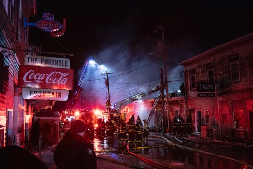 Los bomberos combaten un incendio en el histórico paseo marítimo del Puerto Viejo, en Portland, Maine, el 27 de diciembre de 2025. (Libby Kamrowski Kenny/Portland Press Herald vía AP)