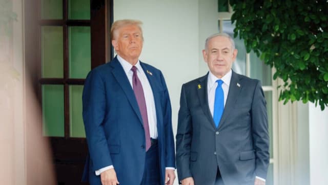 El presidente de Estados Unidos, Donald Trump, saluda al primer ministro israelí, Benjamin Netanyahu, en la Casa Blanca el 29 de septiembre de 2025. (Madalina Kilroy/The Epoch Times)