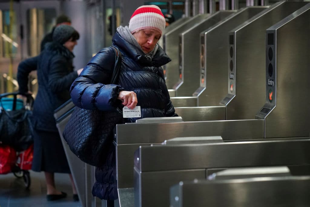 Una pasajera pasa su tarjeta de metro al pasar por los torniquetes de la estación Fulton Center, el 27 de febrero de 2019 en la ciudad de Nueva York. (Foto de Drew Angerer/Getty Images)