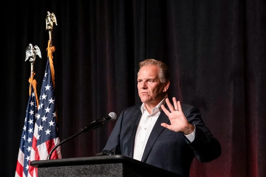 El candidato republicano al Senado de los Estados Unidos, Mike Rogers, habla en su fiesta de seguimiento de las elecciones en Novi, Michigan, el 5 de noviembre de 2024. Rogers perdió frente a la senadora Elissa Slotkin (D-Mich.) por solo un 0.3 % en las elecciones al Senado de 2024 y ahora se presenta para sustituir al senador saliente Gary Peters (D-Mich.). (Sarah Rice/Getty Images)
