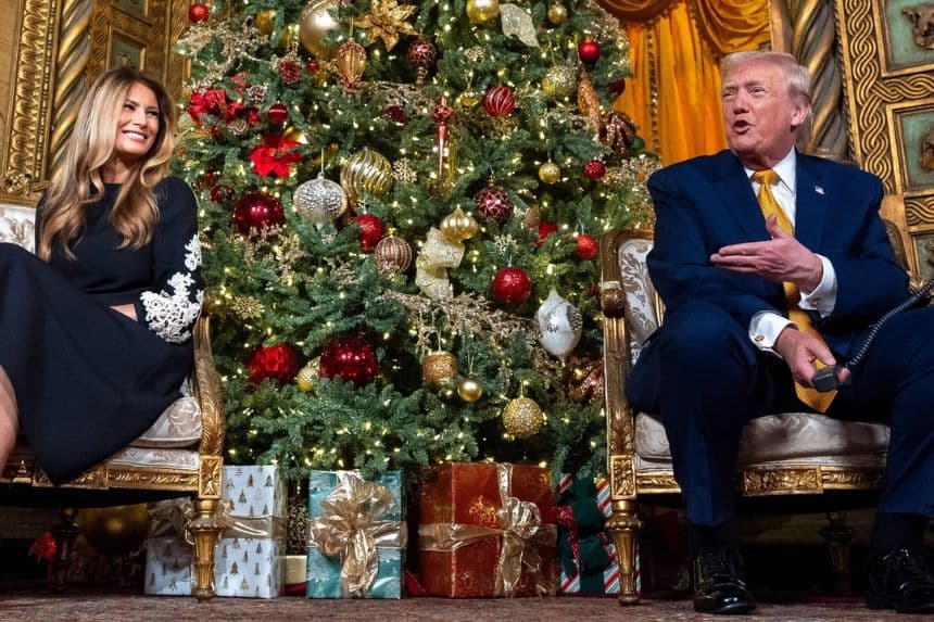 El presidente Donald Trump, acompañado por la primera dama Melania Trump, habla durante una llamada de la Operación Tracks Santa del Comando de Defensa Aeroespacial de América del Norte en su club Mar-a-Lago, en Palm Beach, Florida, el 24 de diciembre de 2025. (Alex Brandon/AP Photo)