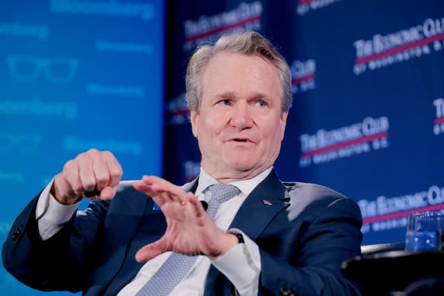 Brian Moynihan, presidente y director ejecutivo de Bank of America, habla con David Rubenstein, presidente del Club Económico de Washington, en un evento celebrado en el Ritz-Carlton el 25 de febrero de 2025 en Washington, DC. (Anna Moneymaker/Getty Images)