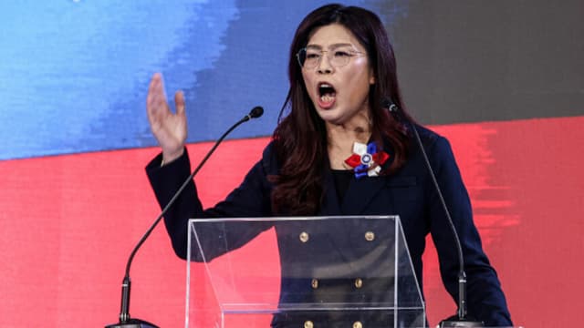 La recién elegida líder de la oposición Kuomintang (KMT), Cheng Li-wun, pronuncia su discurso durante el XII Congreso Nacional del Kuomintang (KMT) en Taipéi, el 1 de noviembre de 2025. Taiwán no puede permitirse aumentar su presupuesto de defensa a más del 3 % del PIB, declaró Cheng, la nueva líder del principal partido de la oposición de la isla democrática, a la AFP, lo que podría descarrilar los planes de gasto del Gobierno. (Foto de I-HWA CHENG/AFP a través de Getty Images).