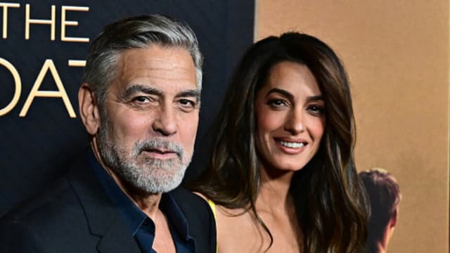 El actor estadounidense George Clooney y su esposa, la abogada libanesa-británica Amal Clooney. California, 11 de diciembre de 2023. (Foto de FREDERIC J. BROWN/AFP a través de Getty Images).