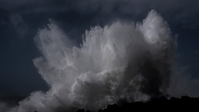 DEPOE BAY, OREGÓN - 24 DE OCTUBRE: Fuertes olas rompen contra la costa de Oregón mientras un sistema de tormentas ciclónicas se desplaza sobre el noroeste de Estados Unidos el 24 de octubre de 2021 en Depoe Bay, Oregón. Las fuertes lluvias y el viento pueden causar inundaciones en algunas partes de la región, pero podrían ayudar a las zonas de California que luchan contra los incendios forestales. (Foto de Nathan Howard/Getty Images).