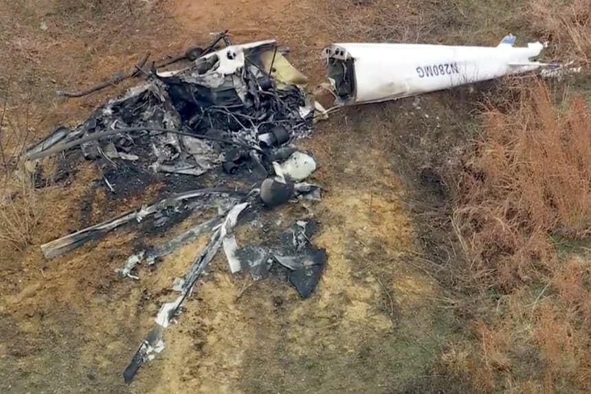 Se muestran los restos de un helicóptero tras el accidente de dos helicópteros en Hammonton, Nueva Jersey, el 28 de diciembre de 2025. (WPVI-TV/6ABC vía AP).