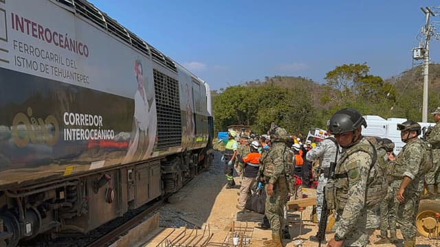 Soldados del Ejército Mexicano y miembros de Protección Civil rescatan a pasajeros del tren Interoceánico que descarriló en Nizanda, estado de Oaxaca, rumbo a Coatzacoalcos, México, el 28 de diciembre de 2025. (Foto de Rusvel RASGADO / AFP vía Getty Images)