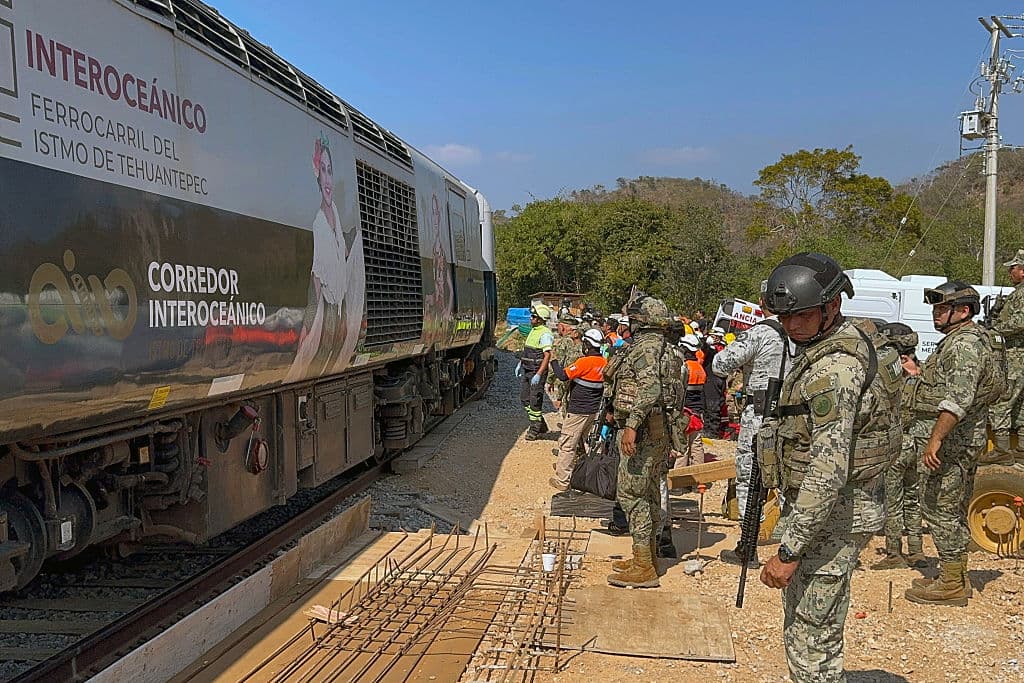 Soldados del Ejército Mexicano y miembros de Protección Civil rescatan a pasajeros del tren Interoceánico que descarriló en Nizanda, estado de Oaxaca, rumbo a Coatzacoalcos, México, el 28 de diciembre de 2025. (Foto de Rusvel RASGADO / AFP vía Getty Images)