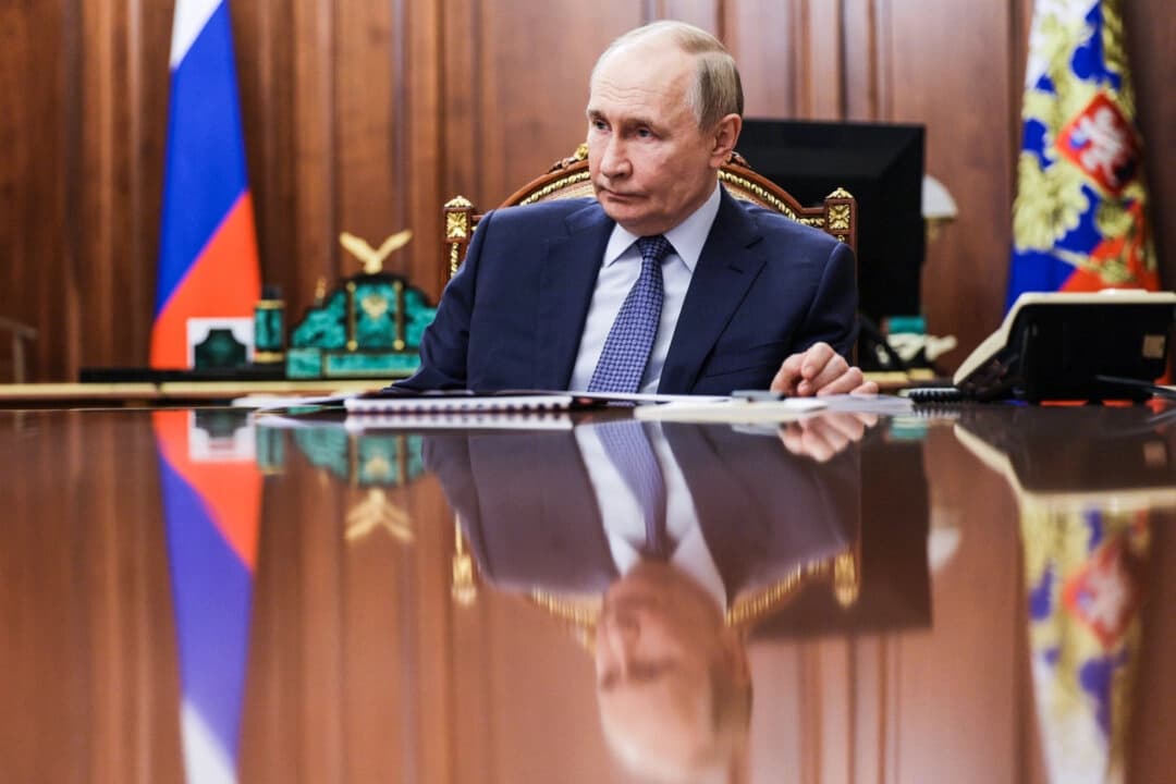 El presidente ruso, Vladímir Putin, escucha a la directora del Servicio Federal de Supervisión de los Recursos Naturales (Rosprirodnadzor), Svetlana Radionova, durante su reunión en el Kremlin, en Moscú (Rusia), el martes 21 de octubre de 2025. Alexander Kazakov, Sputnik, Kremlin Pool Photo vía AP.