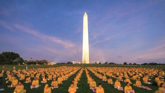 Más de mil practicantes de Falun Gong celebran una vigilia con velas en memoria de los practicantes de Falun Gong que fueron perseguidos hasta la muerte por el Partido Comunista Chino en China, en el Monumento a Washington el 21 de julio de 2022. (Samira Bouaou/The Epoch Times).
