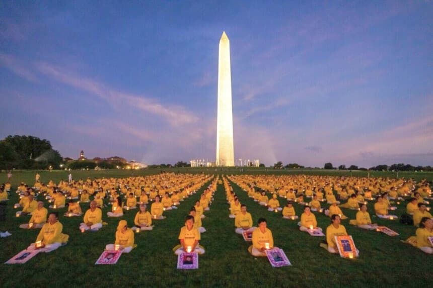 Más de mil practicantes de Falun Gong celebran una vigilia con velas en memoria de los practicantes de Falun Gong que fueron perseguidos hasta la muerte por el Partido Comunista Chino en China, en el Monumento a Washington el 21 de julio de 2022. (Samira Bouaou/The Epoch Times).