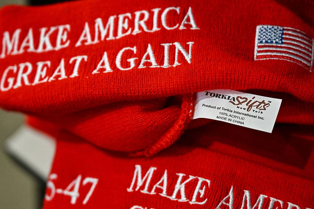 Gorras con el lema "Make America Great Again" y la etiqueta "Hecho en China" en venta en una tienda el 11 de abril de 2025 en la ciudad de Nueva York. (Foto de ANGELA WEISS/AFP vía Getty Images)