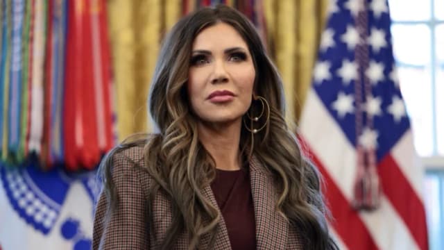 La secretaria de Seguridad Nacional de EE. UU., Kristi Noem, en la Casa Blanca en Washington, el 17 de noviembre de 2025. (REUTERS/Evelyn Hockstein)