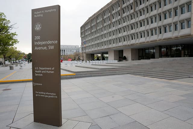 Señalización de la sede del Departamento de Salud y Servicios Humanos (HHS) el 2 de abril de 2025 en Washington, D.C. (Foto de Anna Moneymaker/Getty Images)