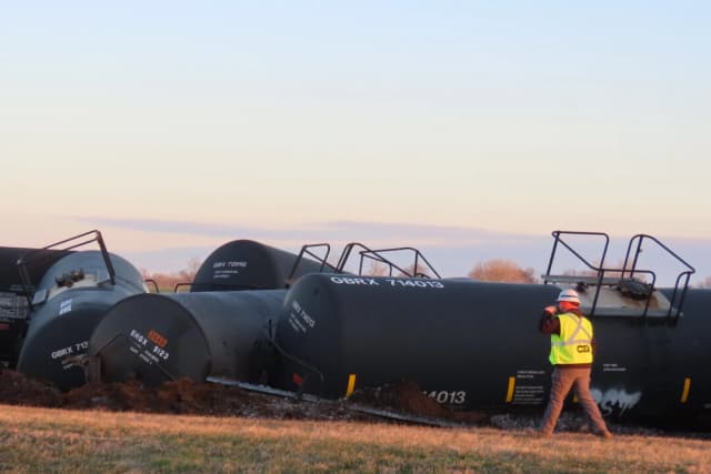Descarrilamiento de tren en Kentucky causa fuga química e incendio