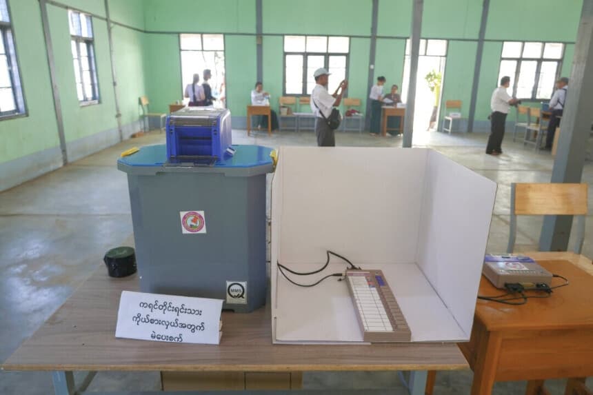 Funcionarios de la Comisión Electoral se preparan en un colegio electoral antes de las elecciones generales en el municipio de Thingangyun, Yangón, Birmania, el 27 de diciembre de 2025. (Reuters).