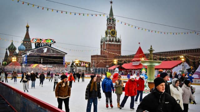 La gente disfruta patinando en una pista de hielo temporal al aire libre en el centro de la Plaza Roja, con la Catedral de San Basilio (izq.) y la Torre Spasskaya del Kremlin (c) al fondo, en Moscú el 1 de diciembre de 2025. (Alexander Nemenov/AFP vía Getty Images).