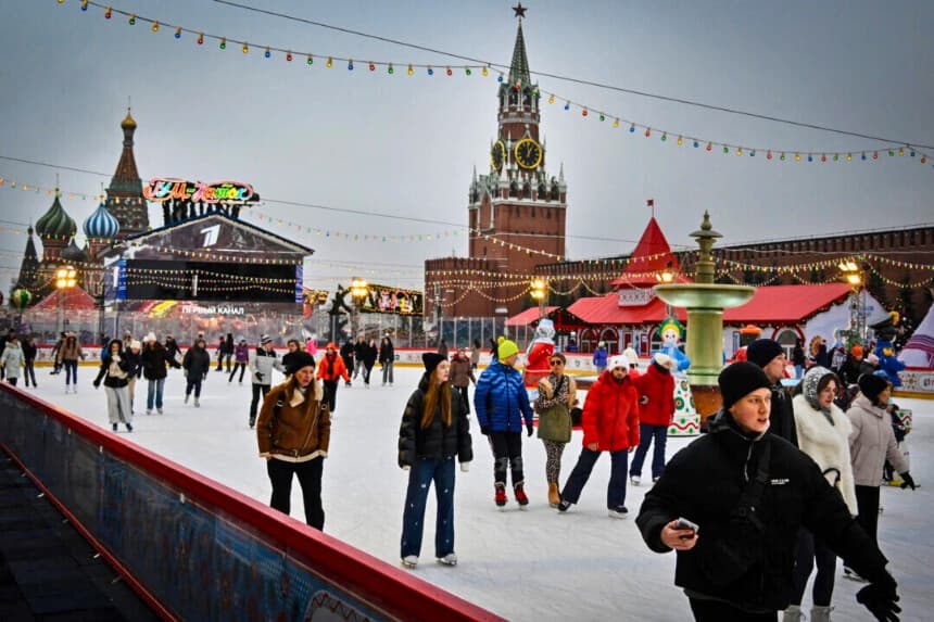 La gente disfruta patinando en una pista de hielo temporal al aire libre en el centro de la Plaza Roja, con la Catedral de San Basilio (izq.) y la Torre Spasskaya del Kremlin (c) al fondo, en Moscú el 1 de diciembre de 2025. (Alexander Nemenov/AFP vía Getty Images).