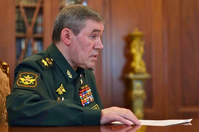 El principal general de Rusia afirma que Putin ordenó ampliar la zona de amortiguación en Ucrania para 2026