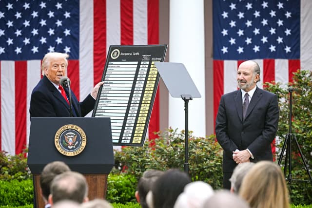 El presidente Donald Trump sostiene un gráfico mientras pronuncia unas declaraciones sobre los aranceles recíprocos junto al secretario de Comercio de Estados Unidos, Howard Lutnick, durante un acto en el Jardín de las Rosas de la Casa Blanca el 2 de abril de 2025. (Brendan Smialowski/AFP a través de Getty Images)