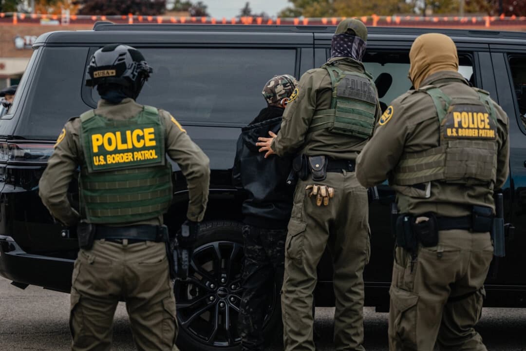 Agentes federales de inmigración arrestan a un hombre en el estacionamiento de un supermercado H-Mart, en Niles, Illinois, el 31 de octubre de 2025. (Jamie Kelter Davis/Getty Images)