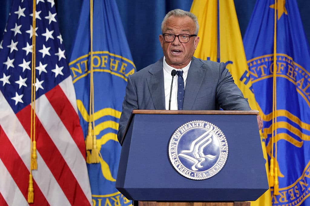 El Secretario de Salud y Servicios Humanos de EE. UU., Robert F. Kennedy Jr., habla durante un anuncio en el Departamento de Salud y Servicios Humanos el 18 de diciembre de 2025 en Washington, D.C. La administración Trump organizó un evento para anunciar medidas para proteger a los niños de intervenciones médicas perjudiciales. (Foto de Alex Wong/Getty Images)