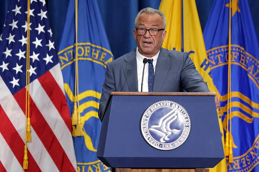 El Secretario de Salud y Servicios Humanos de EE. UU., Robert F. Kennedy Jr., habla durante un anuncio en el Departamento de Salud y Servicios Humanos el 18 de diciembre de 2025 en Washington, D.C. La administración Trump organizó un evento para anunciar medidas para proteger a los niños de intervenciones médicas perjudiciales. (Foto de Alex Wong/Getty Images)