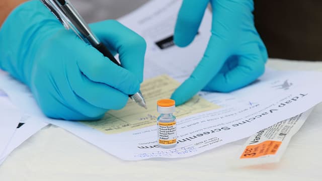 Estudiante de medicina prepara el registro antes de administrar dosis para tosferina en Vallejo, California en 2010, año en el que reportaron 1500 casos (Foto de Justin Sullivan/Getty Images)