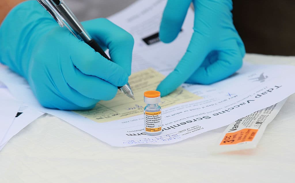 Estudiante de medicina prepara el registro antes de administrar dosis para tosferina en Vallejo, California en 2010, año en el que reportaron 1500 casos (Foto de Justin Sullivan/Getty Images)
