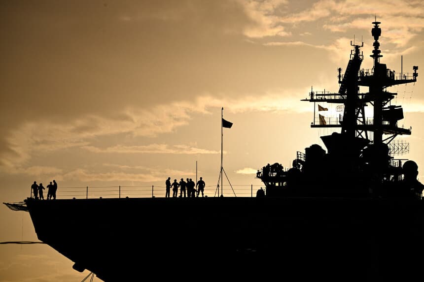 El buque de asalto anfibio clase Wasp USS Iwo Jima (LHD7) atracado en el puerto Rafael Cordero Santiago de América el 16 de diciembre de 2025 en Ponce, Puerto Rico. La administración del presidente Donald Trump está llevando a cabo una campaña militar en el Caribe y el Pacífico oriental, desplegando fuerzas navales y aéreas para lo que denomina una ofensiva antidroga. (Foto de Miguel J. Rodríguez Carrillo / AFP a través de Getty Images)