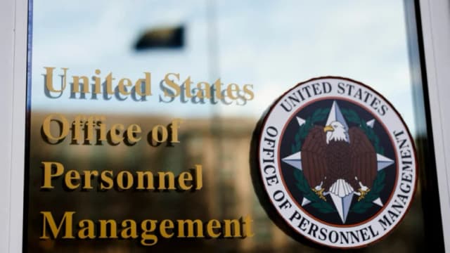 Trabajadores federales impugnan prohibición de Trump a la atención “de afirmación de género”