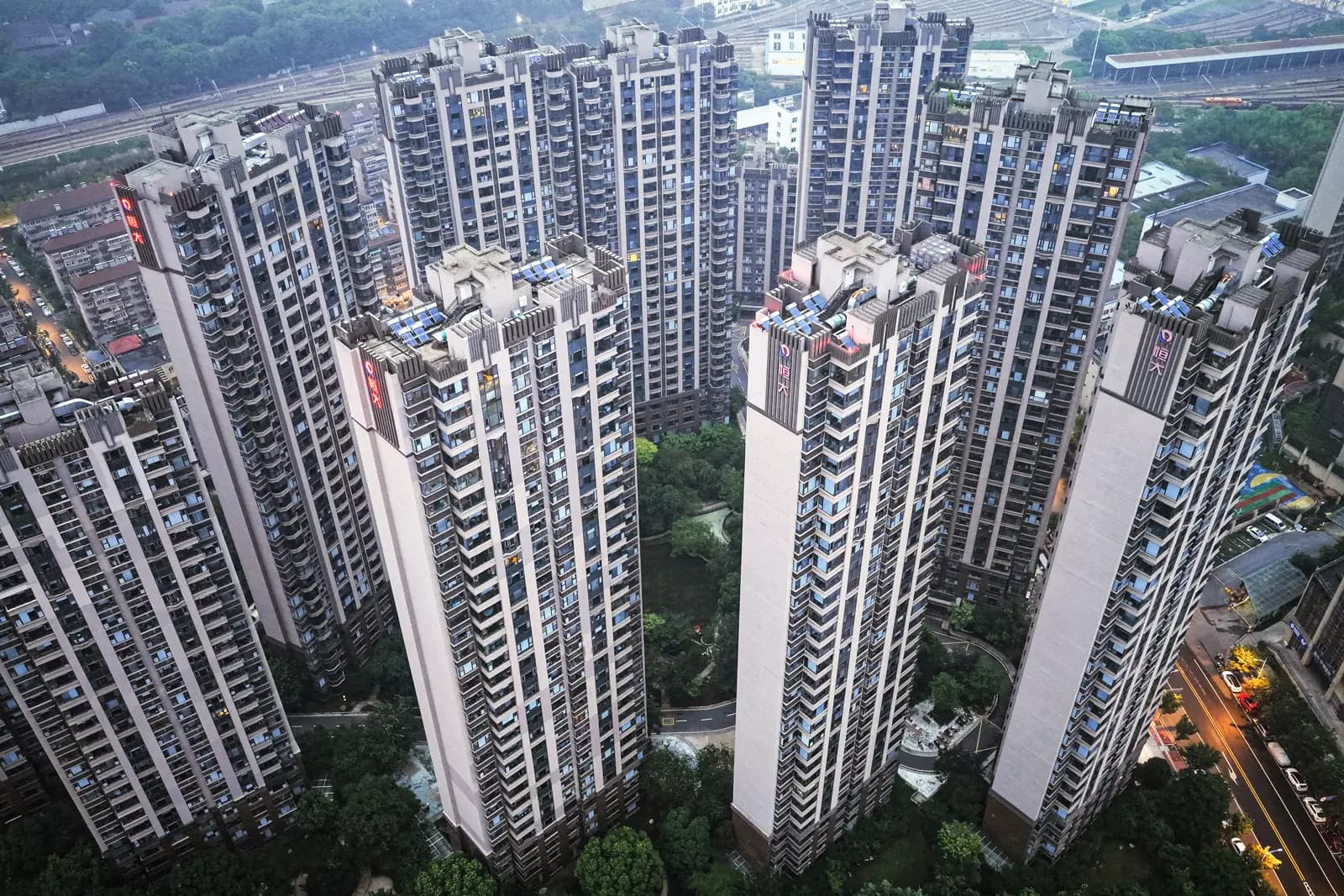Vista aérea de los edificios de apartamentos construidos por el grupo China Evergrande en Nanjing, provincia de Jiangsu, China, el 13 de agosto de 2025. El grupo Rhodium ha estimado que el porcentaje del PIB correspondiente al consumo de los hogares chinos sigue estando muy por debajo del de los países de la OCDE, lo que dificulta que China pueda sustituir la reducción de la demanda externa por el gasto interno. (STR/AFP a través de Getty Images).