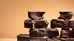 Ingrediente del chocolate negro se relaciona con un lento envejecimiento biológico