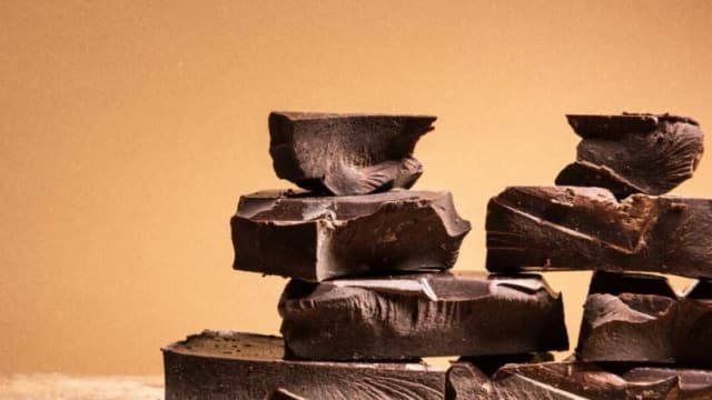 Ingrediente del chocolate negro se relaciona con un lento envejecimiento biológico