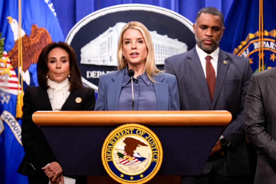 La fiscal general Pam Bondi (centro) habla durante una conferencia de prensa en el Departamento de Justicia en Washington el 4 de diciembre de 2025. (Andrew Harnik/Getty Images)