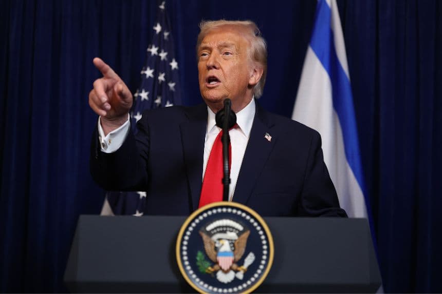 El presidente de Estados Unidos, Donald Trump, ofrece una rueda de prensa junto al primer ministro israelí, Benjamin Netanyahu, en su club Mar-a-Lago el 29 de diciembre de 2025 en Palm Beach, Florida. (Joe Raedle/Getty Images)