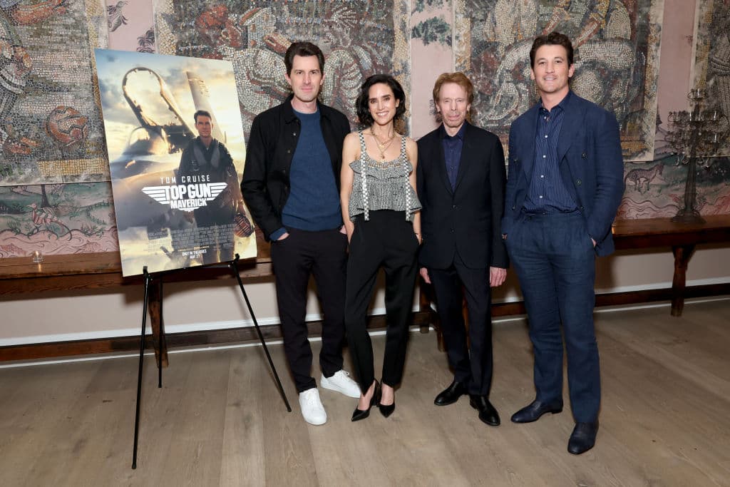 Joseph Kosinski, Jennifer Connelly, Jerry Bruckheimer y Miles Teller asisten a una proyección especial de la CAA en apoyo de «Top Gun: Maverick», de Paramount Pictures, en el Whitby Hotel Theater el 11 de noviembre de 2022 en Nueva York, Nueva York. (Foto de Monica Schipper/Getty Images PARA PARAMOUNT PICTURES)