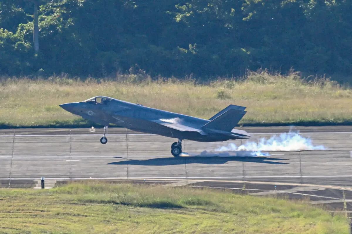 <em>Un avión de combate del ejército estadounidense aterriza en el aeropuerto José Aponte de la Torre, antigua base naval Roosevelt Roads, en Ceiba, Puerto Rico, el 3 de enero de 2026. (Miguel J. Rodríguez Carrillo/AFP a través de Getty Images)</em>