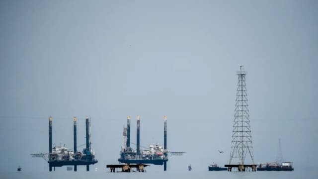 Plataformas petroleras fotografiadas sobre el lago de Maracaibo en Maracaibo, Venezuela, el 2 de mayo de 2018. (Federico Parra/AFP vía Getty Images)