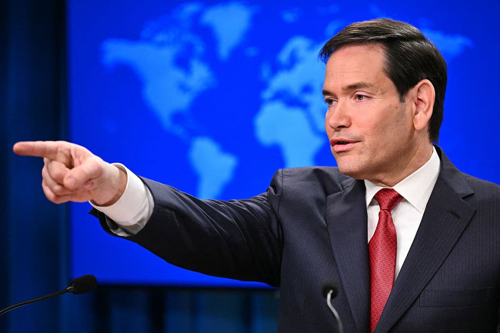El secretario de Estado de Estados Unidos, Marco Rubio, gesticula mientras habla durante una conferencia de prensa de fin de año en la sala de prensa del Departamento de Estado, en Washington, D.C., el 19 de diciembre de 2025. (Mandel NGAN/AFP vía Getty Images)