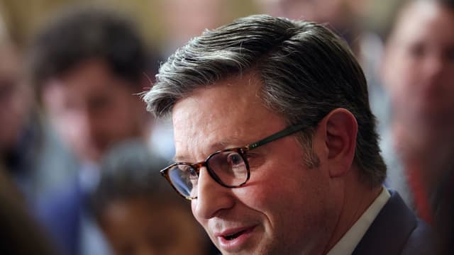 El presidente de la Cámara de Representantes de EE. UU., Mike Johnson (R-LA) habla con los medios de comunicación al salir de la Cámara de Representantes en el Capitolio de EE. UU. el 17 de diciembre de 2025 en Washington, DC. (Kevin Dietsch/Getty Images)