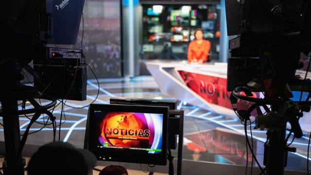 La presentadora de noticias Aliana Nieves, en una transmisión en español, el 6 de diciembre de 2019 en Moscú, Rusia. RT, antes conocida como Russia Today, es una cadena de televisión estatal que produce contenido informativo en inglés y otros idiomas. La cadena insiste en que no se diferencia de otras emisoras globales, como la BBC, aunque ofrece perspectivas alternativas a los principales medios occidentales. Sin embargo, los gobiernos occidentales la ven como un instrumento del gobierno ruso. (Misha Friedman/Getty Images)
