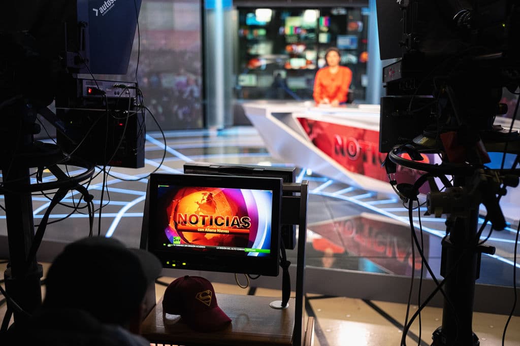 La presentadora de noticias Aliana Nieves, en una transmisión en español, el 6 de diciembre de 2019 en Moscú, Rusia. RT, antes conocida como Russia Today, es una cadena de televisión estatal que produce contenido informativo en inglés y otros idiomas. La cadena insiste en que no se diferencia de otras emisoras globales, como la BBC, aunque ofrece perspectivas alternativas a los principales medios occidentales. Sin embargo, los gobiernos occidentales la ven como un instrumento del gobierno ruso. (Misha Friedman/Getty Images)