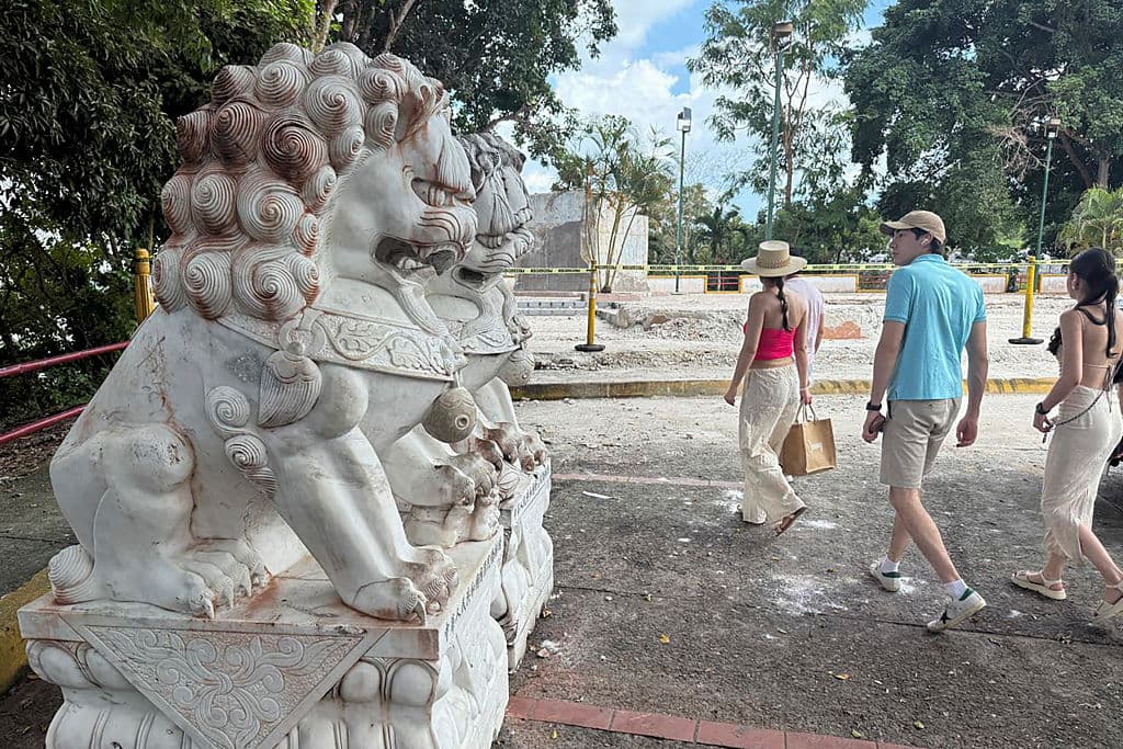 Personas caminan por el sitio donde se alzaba un monumento dedicado. los chinos antes de su demolición en Arraiján, Panamá, el 28 de diciembre de 2025. Un monumento chino ubicado a la entrada del Canal de Panamá fue demolido la noche del 27 de diciembre de 2025 por orden de una autoridad local, ante la presión de Estados Unidos para reducir la presencia del gigante asiático en la vía interoceánica. (Foto de Daniel DE CARTERET / AFP vía Getty Images)