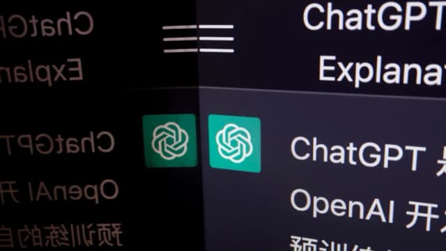 En esta ilustración tomada el 9 de febrero de 2023, se ve una respuesta en chino de ChatGPT, un chatbot con IA desarrollado por OpenAI, en su sitio web. (Florence Lo/Ilustración/Reuters)